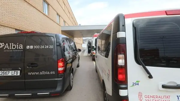 Imagen de ambulancias y coche fúnebre a las puertas del Hospital General. GABRIEL UTIEL BLANCO